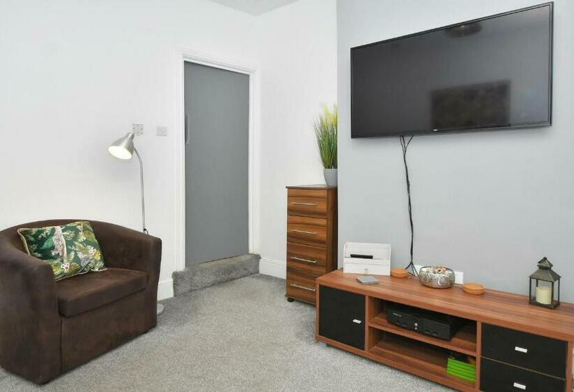 Spacious Double Rooms In City Centre, Great For Contractors!