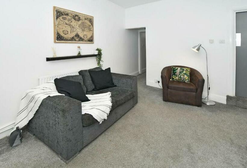 Spacious Double Rooms In City Centre, Great For Contractors!