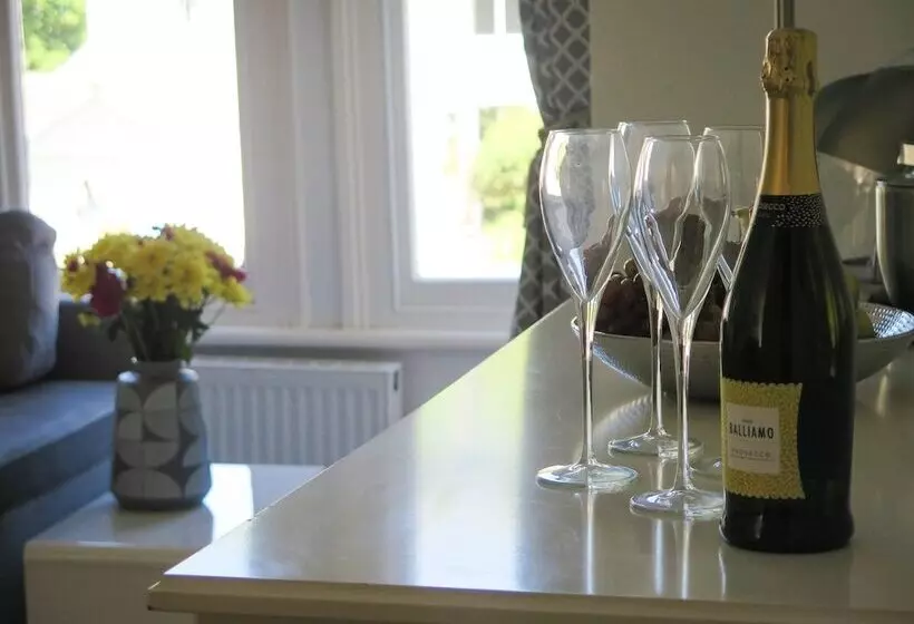 Broad Park Villa   4 Bed Sleeps 8 Tjs4bpv