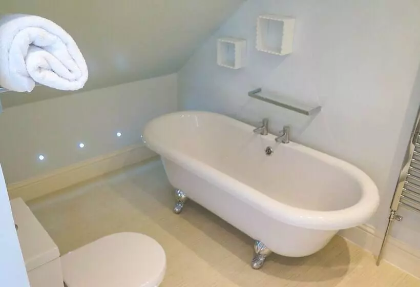 Broad Park Villa   4 Bed Sleeps 8 Tjs4bpv