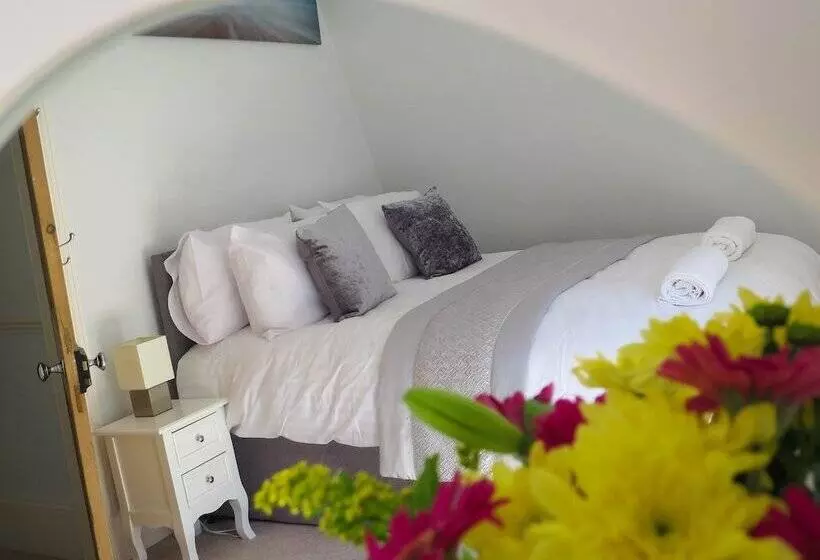 Broad Park Villa   4 Bed Sleeps 8 Tjs4bpv