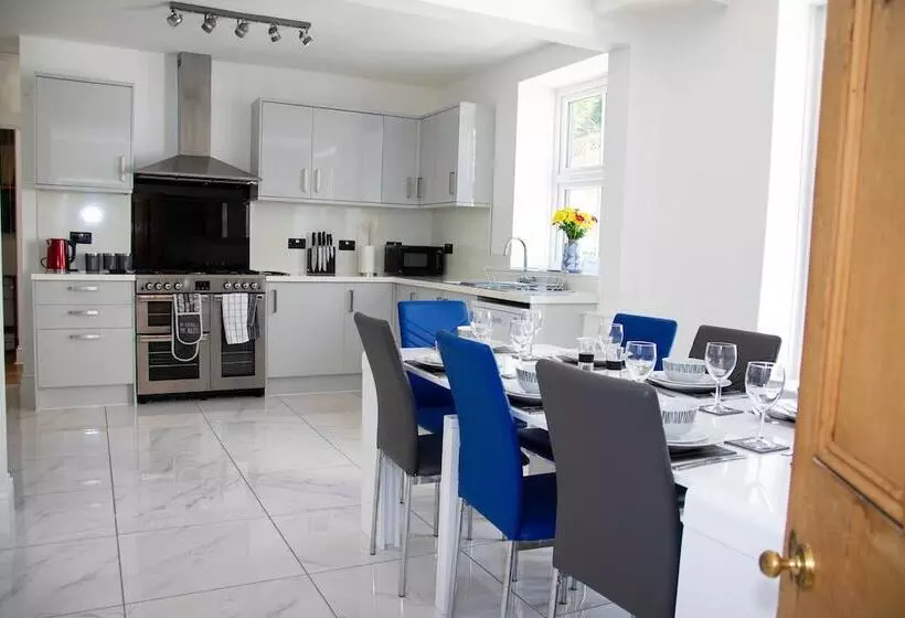 Broad Park Villa   4 Bed Sleeps 8 Tjs4bpv