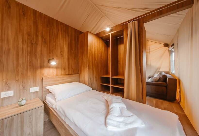 Hotell Glamping Tents And Mobile Homes Trasorka   Campsite