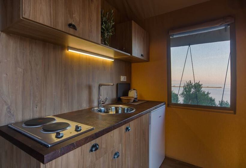 Hotell Glamping Tents And Mobile Homes Trasorka   Campsite