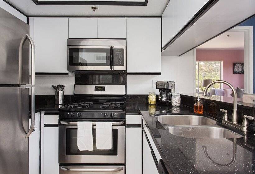 Luxurious 2bd & Den Hollywood Apartment