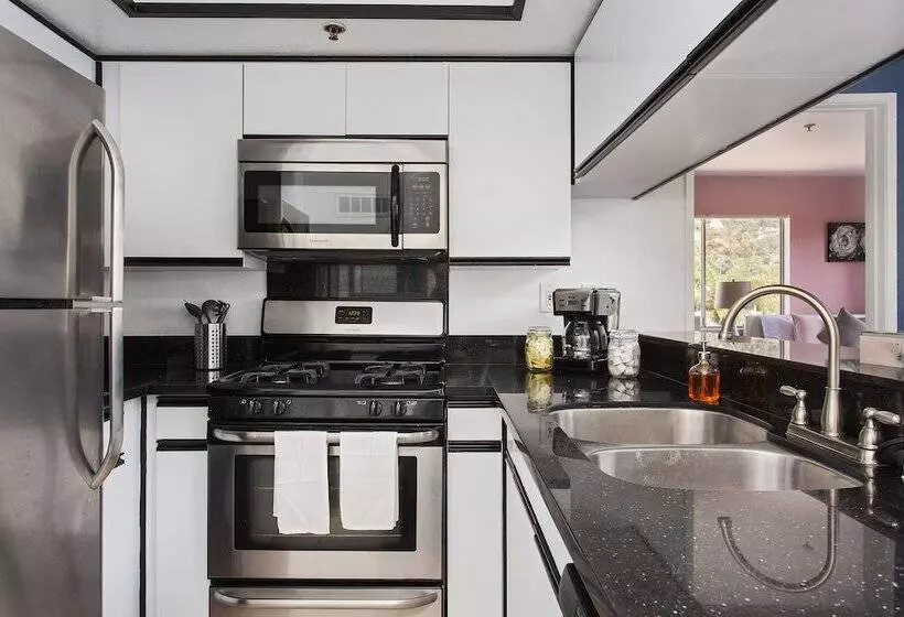 Luxurious 2bd & Den Hollywood Apartment