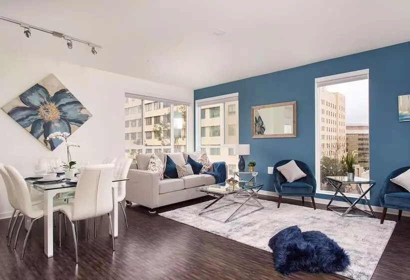 Luxurious 2bd & Den Hollywood Apartment