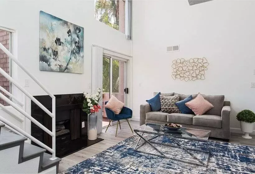 Luxurious 2bd & Den Hollywood Apartment