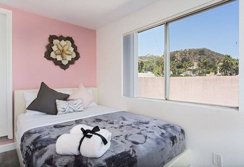 Luxurious 2bd & Den Hollywood Apartment
