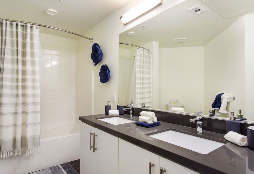 Luxurious 2bd & Den Hollywood Apartment