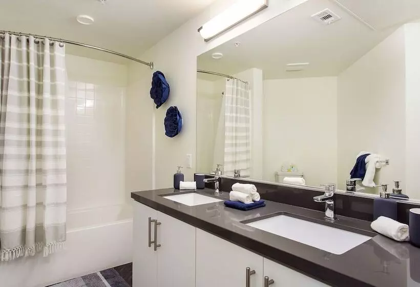 Luxurious 2bd & Den Hollywood Apartment