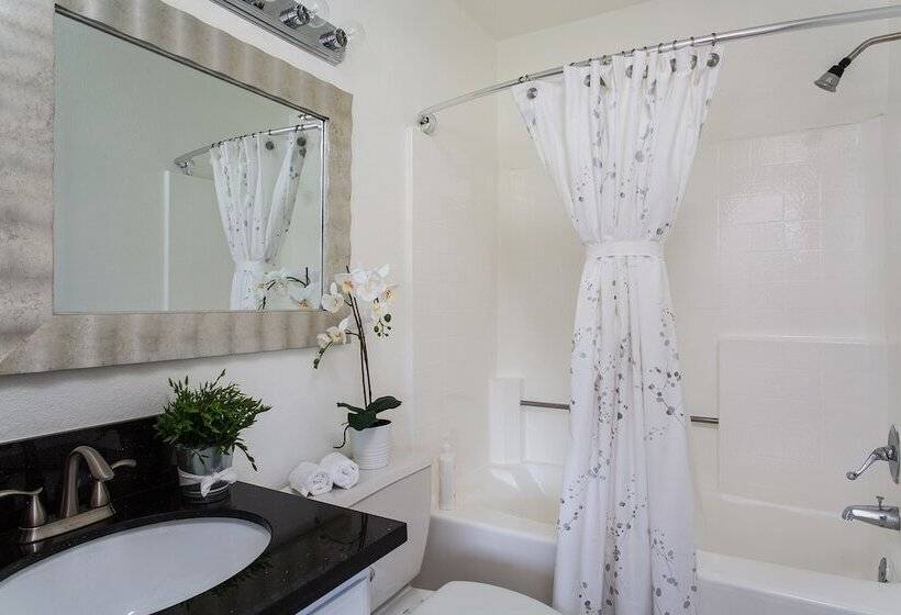 Luxurious 2bd & Den Hollywood Apartment