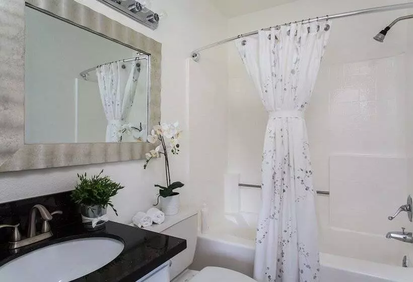 Luxurious 2bd & Den Hollywood Apartment