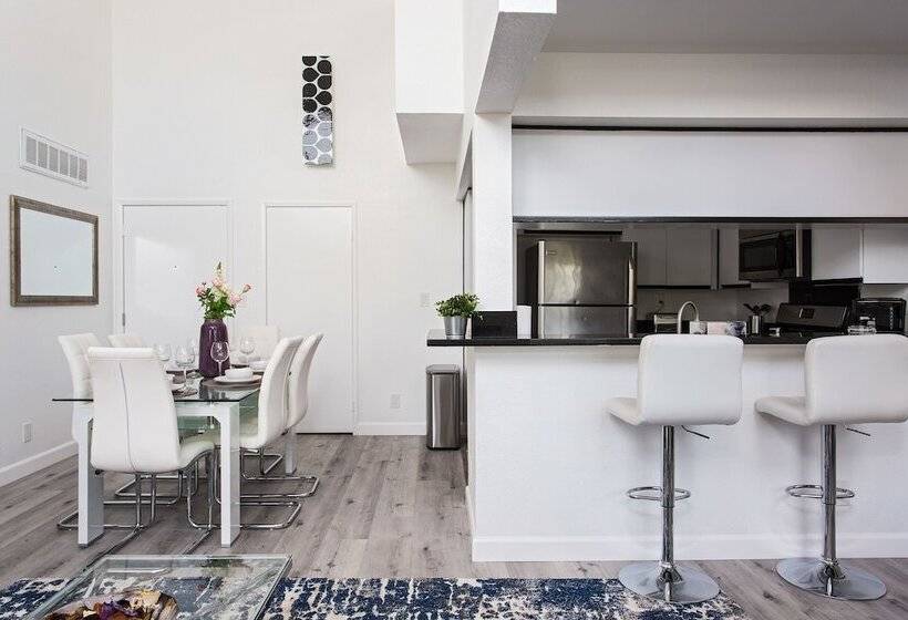 Luxurious 2bd & Den Hollywood Apartment