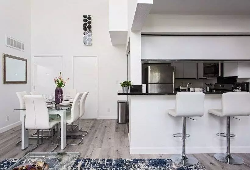 Luxurious 2bd & Den Hollywood Apartment