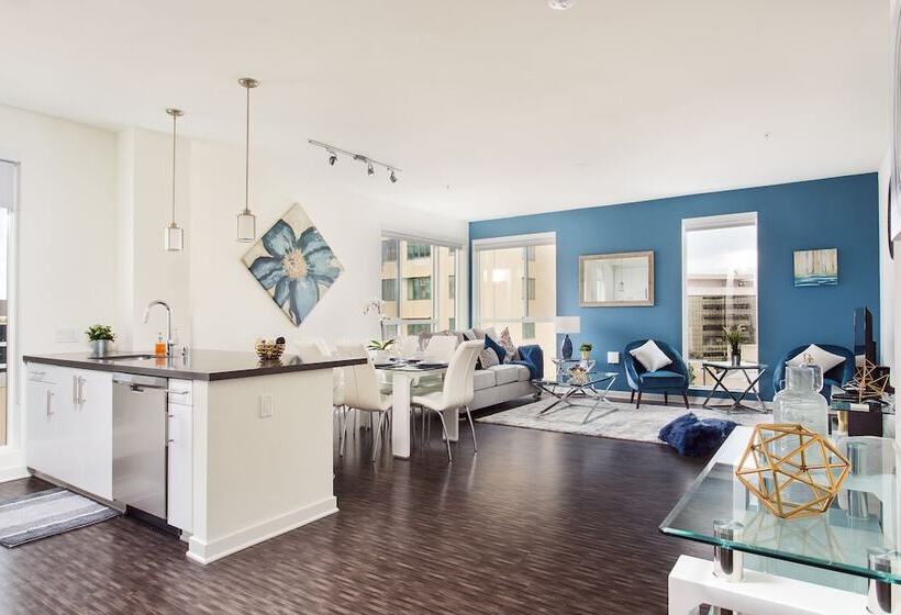 Luxurious 2bd & Den Hollywood Apartment