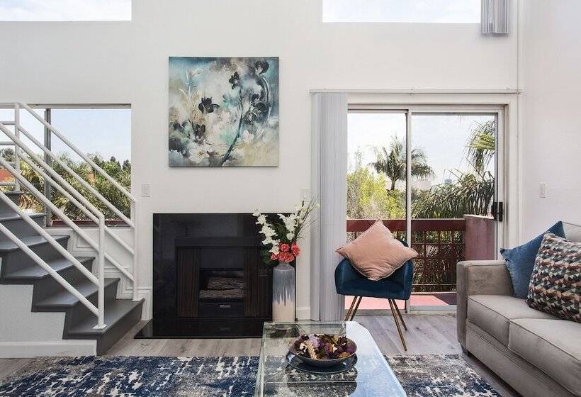 Luxurious 2bd & Den Hollywood Apartment