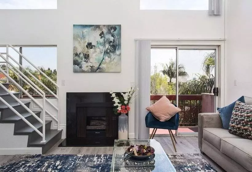 Luxurious 2bd & Den Hollywood Apartment