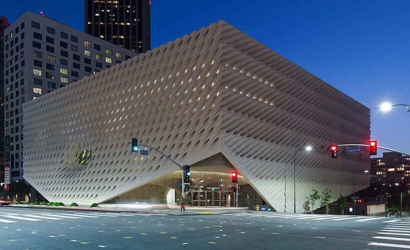 Luxurious 2bd & Den Hollywood Apartment