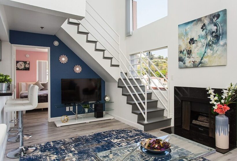 Luxurious 2bd & Den Hollywood Apartment