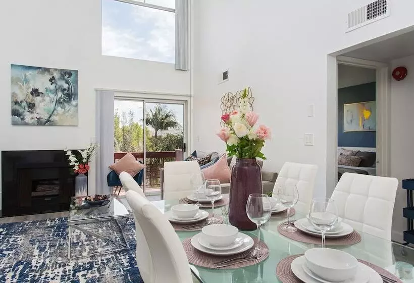 Luxurious 2bd & Den Hollywood Apartment