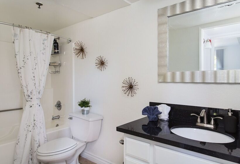 Luxurious 2bd & Den Hollywood Apartment