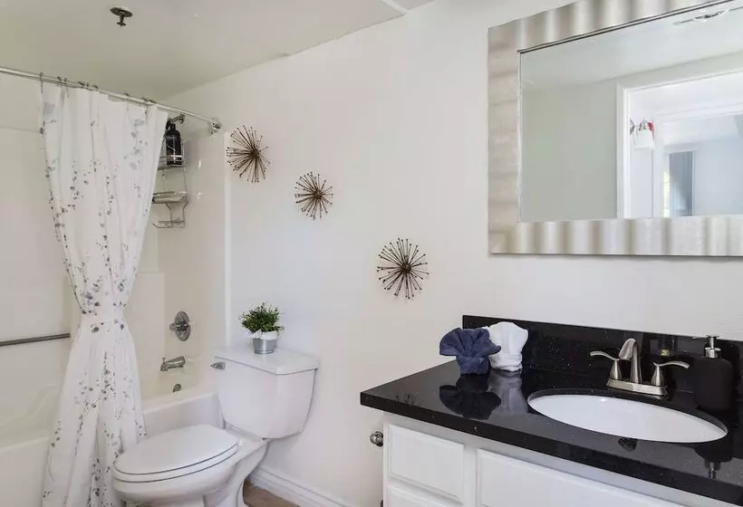 Luxurious 2bd & Den Hollywood Apartment