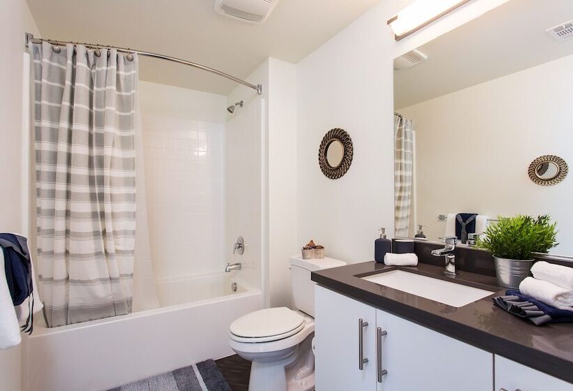 Luxurious 2bd & Den Hollywood Apartment