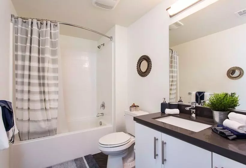 Luxurious 2bd & Den Hollywood Apartment