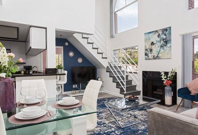 Luxurious 2bd & Den Hollywood Apartment
