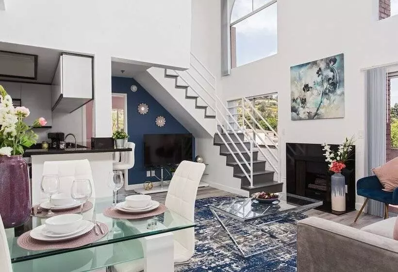 Luxurious 2bd & Den Hollywood Apartment