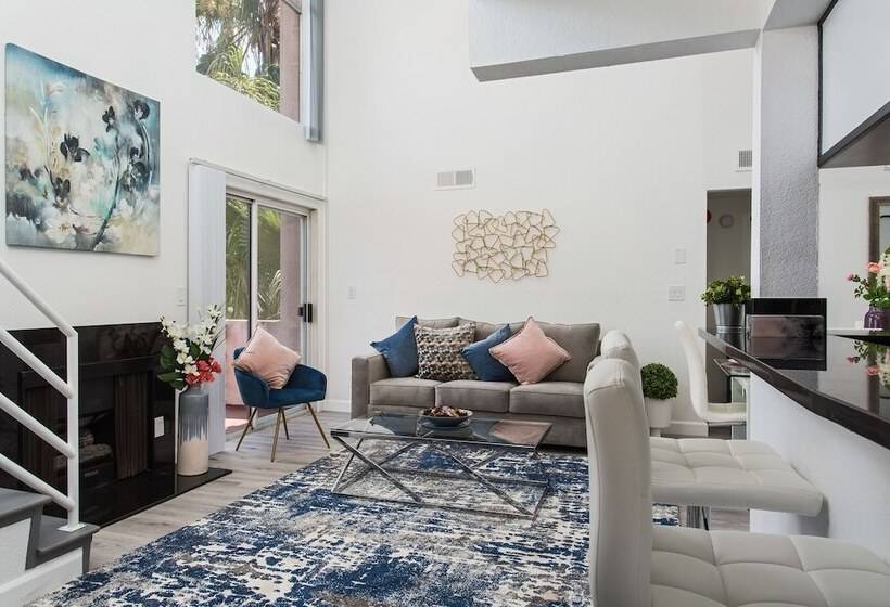 Luxurious 2bd & Den Hollywood Apartment