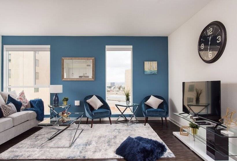 Luxurious 2bd & Den Hollywood Apartment