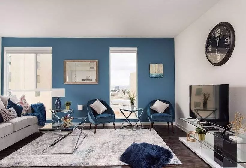 Luxurious 2bd & Den Hollywood Apartment