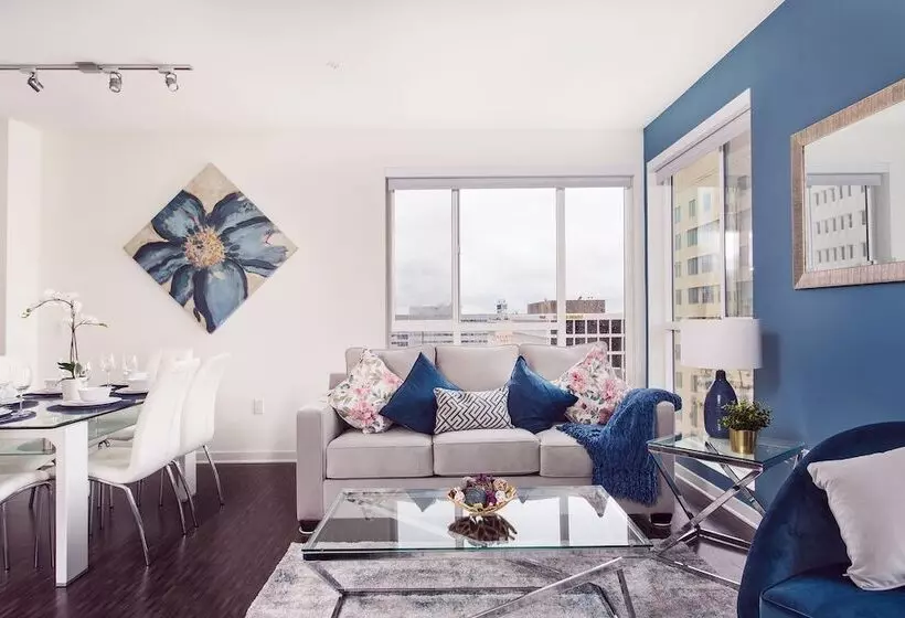 Luxurious 2bd & Den Hollywood Apartment