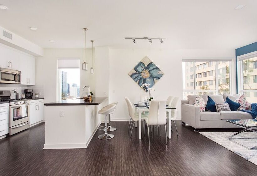 Luxurious 2bd & Den Hollywood Apartment