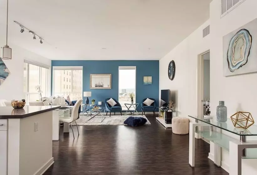 Luxurious 2bd & Den Hollywood Apartment