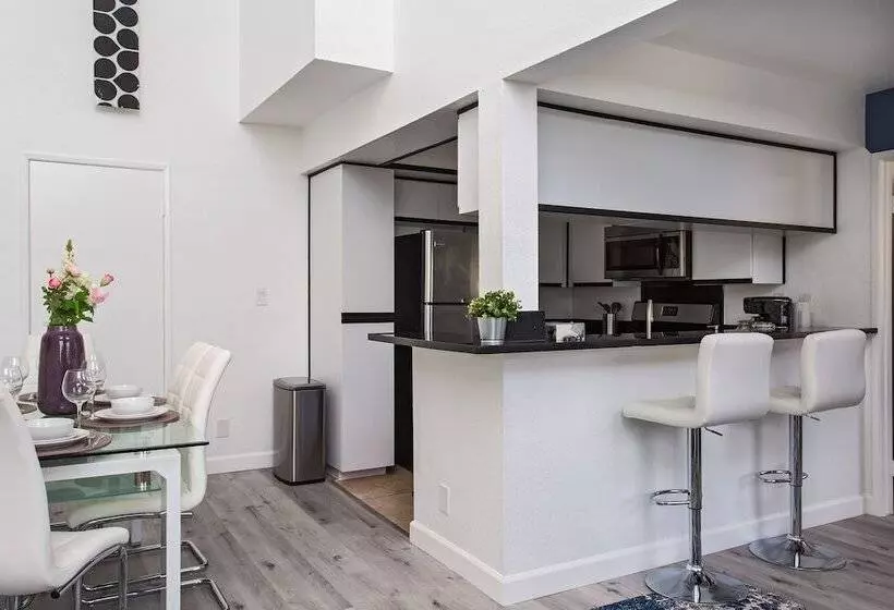 Luxurious 2bd & Den Hollywood Apartment