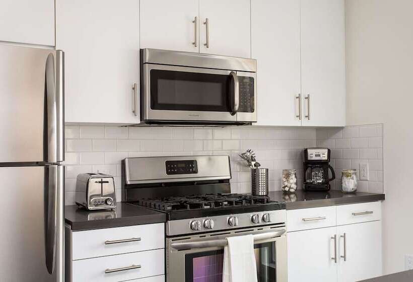 Luxurious 2bd & Den Hollywood Apartment