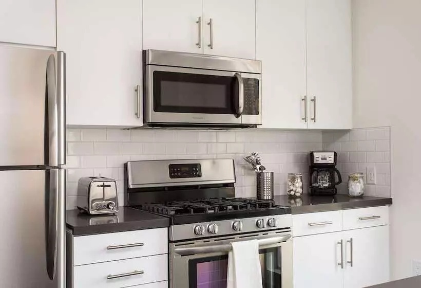 Luxurious 2bd & Den Hollywood Apartment