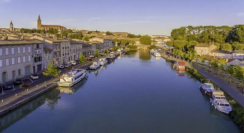 Le Capitaine Port De Castelnaudary Avec Box