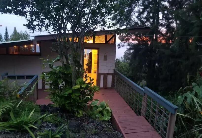 Aamiaismajoitus (B&B) Plumeria Grove Cottage