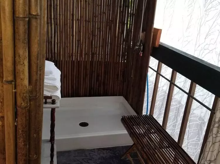 Aamiaismajoitus (B&B) Plumeria Grove Cottage