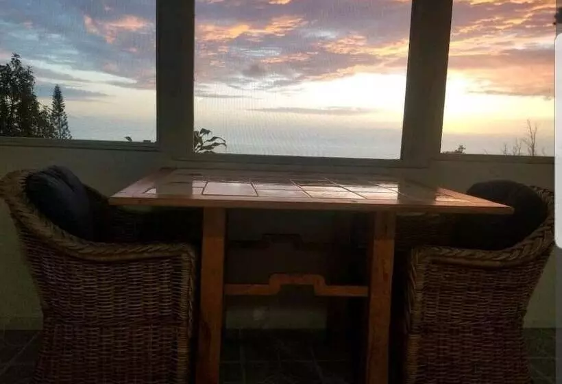 Aamiaismajoitus (B&B) Plumeria Grove Cottage