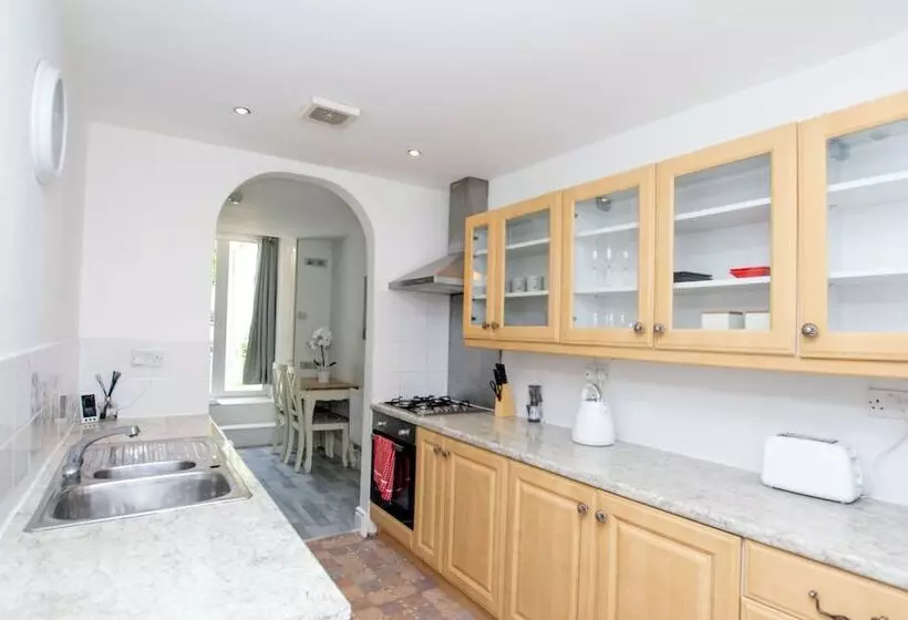 Large Garden Apartment Central Bristol