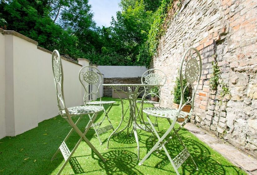 Large Garden Apartment Central Bristol