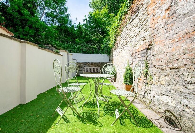 Large Garden Apartment Central Bristol