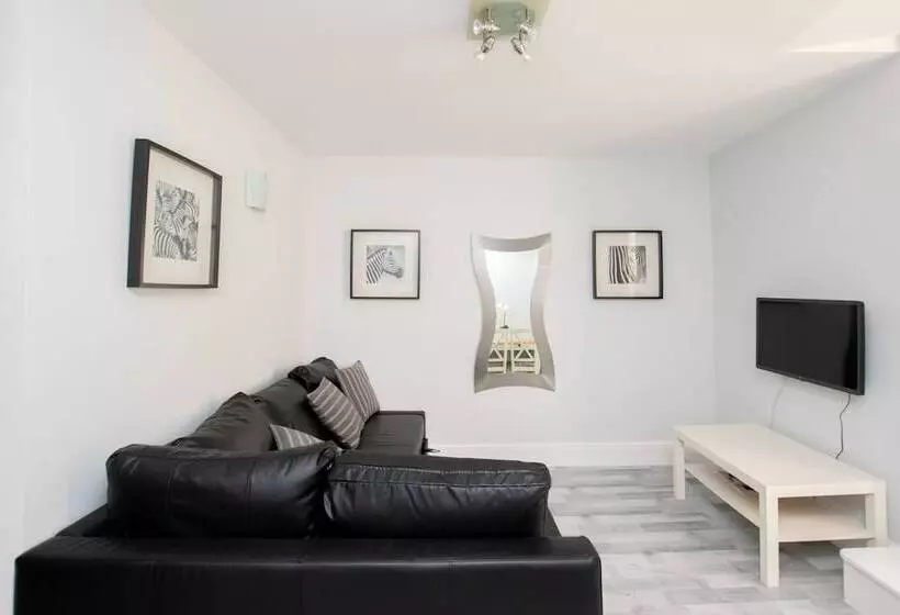 Large Garden Apartment Central Bristol