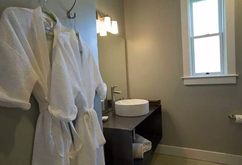 Отель Hanford House Inn