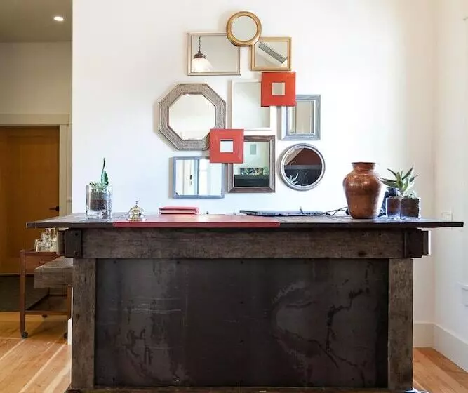 Отель Hanford House Inn